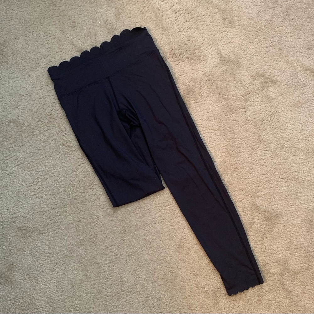 Scalloped black leggings